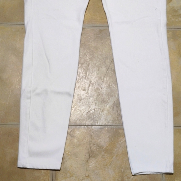 HUE Classic White Stretch Denim Leggings - Picture 12 of 16